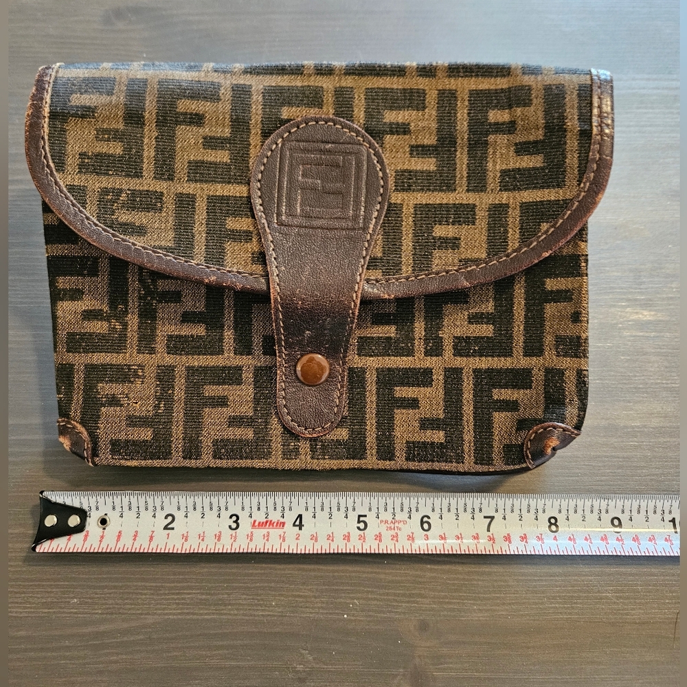 🫟 FENDI - Black/Tan Canvas Clutch with Iconic 'FF' Pattern - Picture 8 of 10